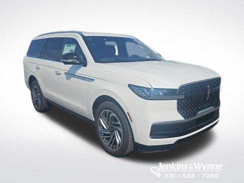 New 2025 Lincoln Navigator Reserve AWD/4WD image 4