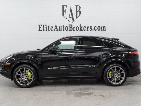Used 2023 Porsche Cayenne Platinum Edition AWD/4WD image 2