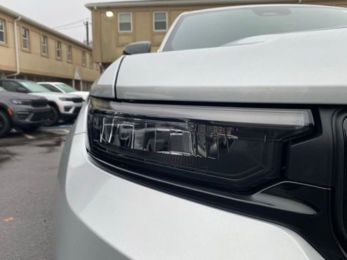 New 2025 Jeep Grand Cherokee Altitude image 10