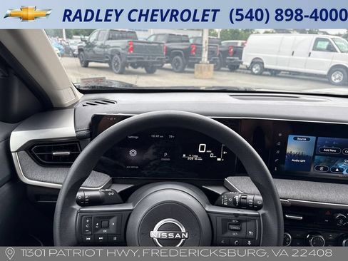 Used 2025 Nissan Kicks SV AWD/4WD image 6