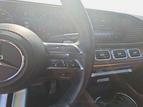 Used 2025 Mercedes-Benz GLS 580 4MATIC image 18