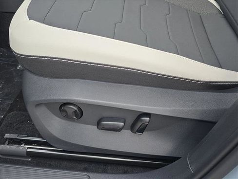 New 2026 Volkswagen Taos SE FWD image 8