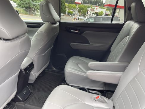 Certified 2025 Toyota Highlander XLE AWD/4WD image 14