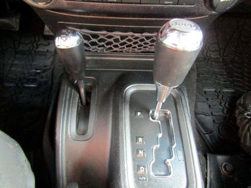 Used 2017 Jeep Wrangler Unlimited Rubicon w/ Connectivity Group image 19