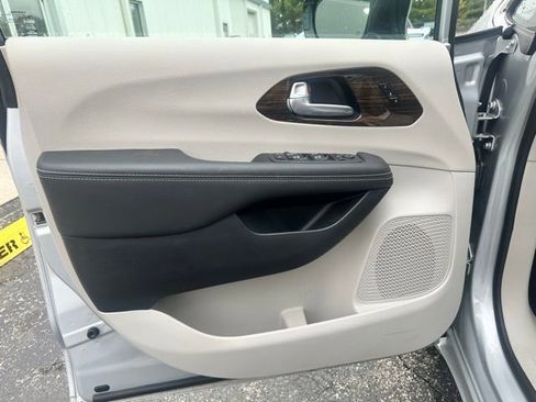 Used 2024 Chrysler Pacifica Limited FWD image 26