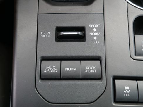 Used 2020 Toyota Highlander LE AWD/4WD image 32