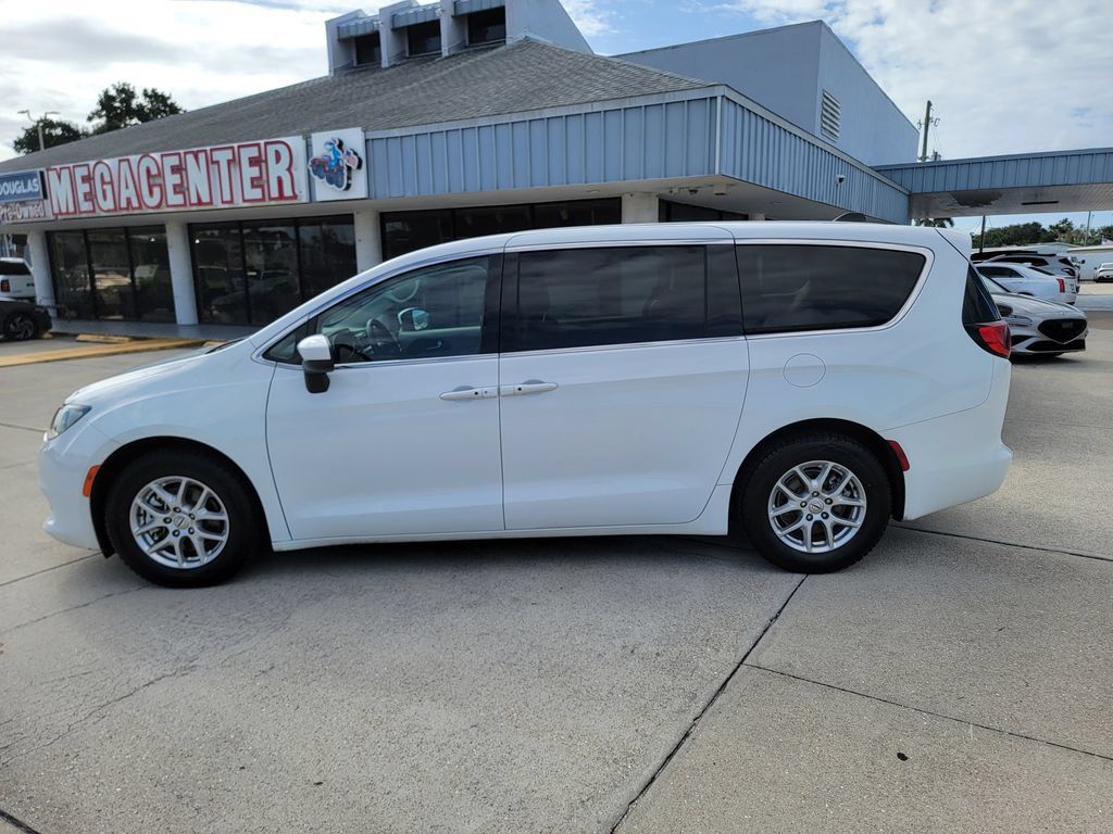 Used 2022 Chrysler Voyager LX FWD image 2