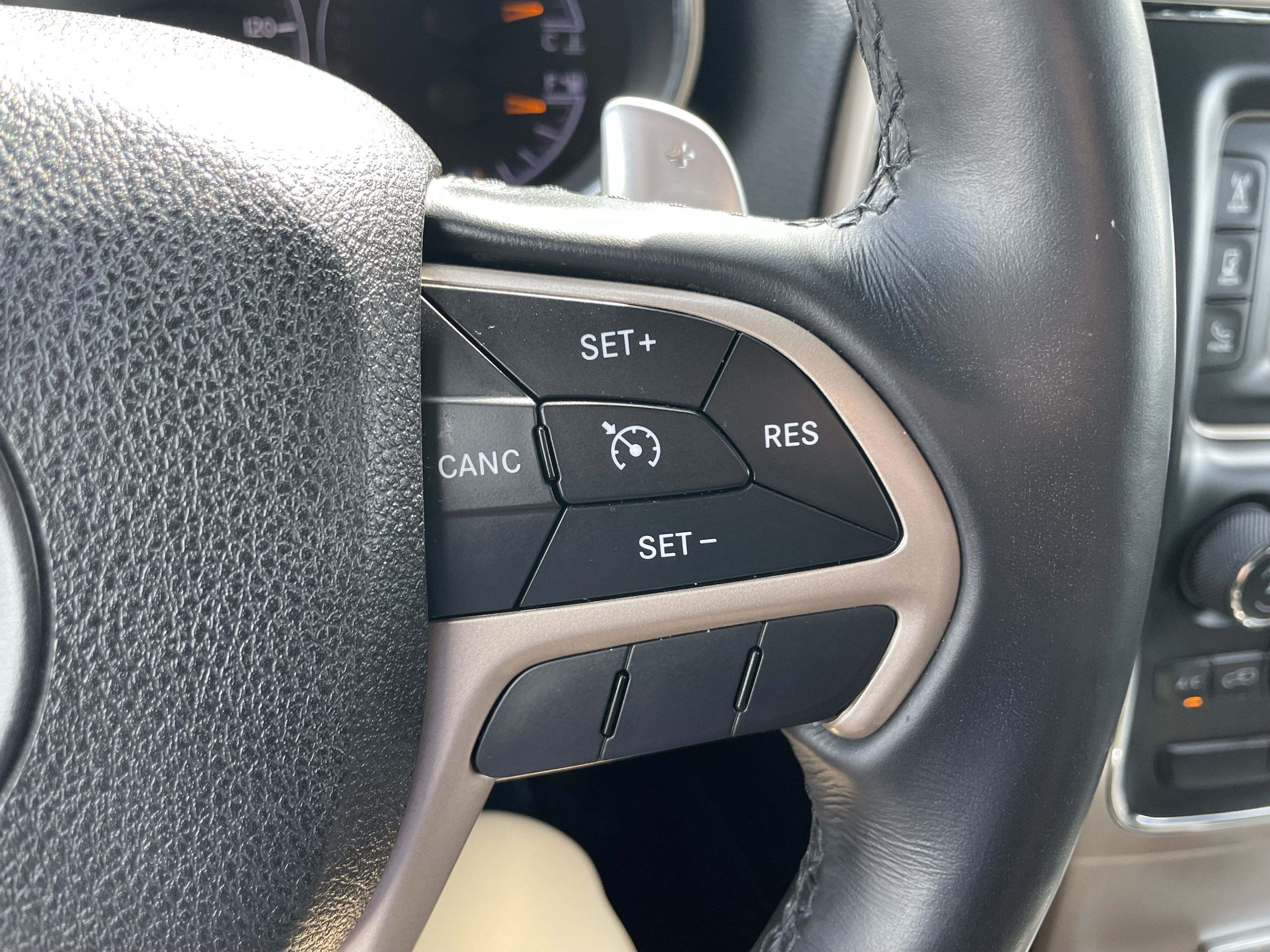 Used 2015 Jeep Grand Cherokee Laredo w/ Quick Order Package 23E AWD/4WD image 16