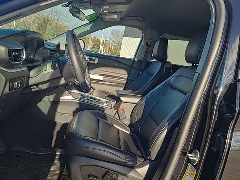 Used 2023 Ford Explorer XLT w/ Equipment Group 202A image 9