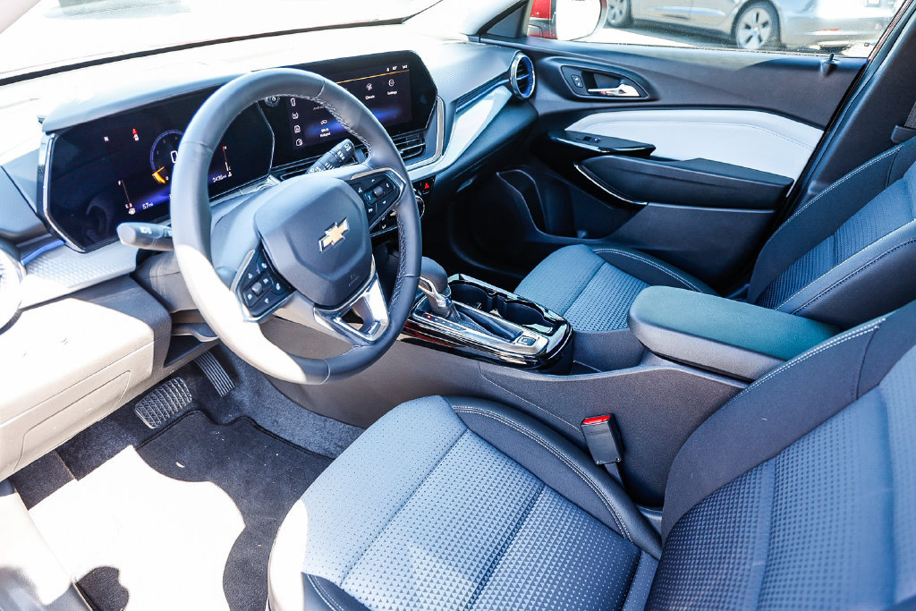 Used 2026 Chevrolet Trax LT w/ LT Convenience Package FWD image 8
