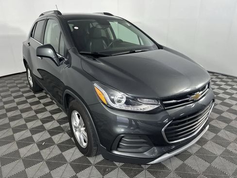 Used 2020 Chevrolet Trax LT w/ LT Convenience Package FWD image 2