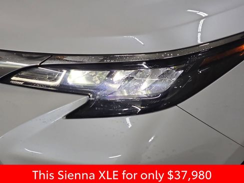 Used 2024 Toyota Sienna XLE image 39