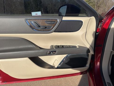 Used 2019 Lincoln Continental Select image 10