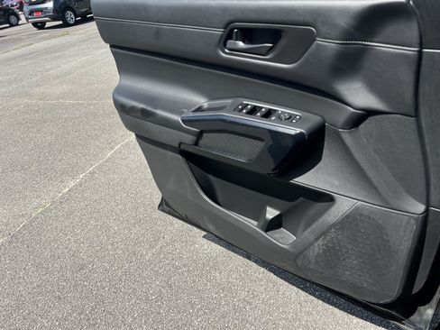 Used 2024 Nissan Pathfinder SV FWD image 14