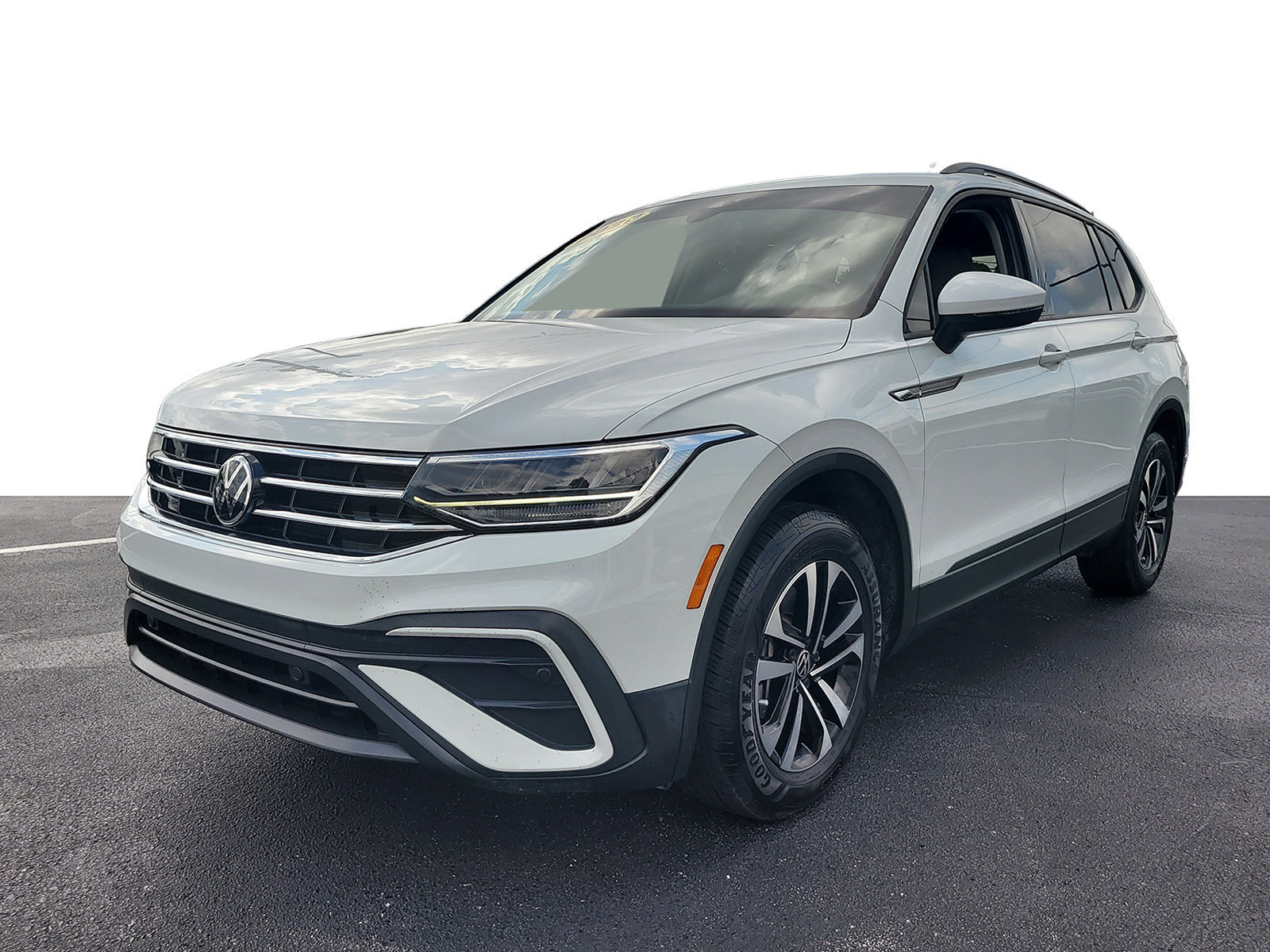 Used 2023 Volkswagen Tiguan S w/ Driver Assistance Package FWD image 2
