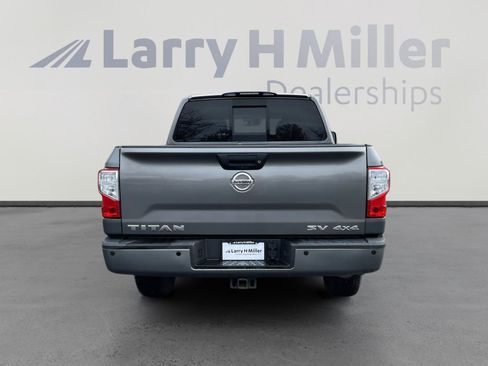 Used 2017 Nissan Titan SV image 7