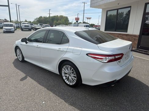 Used 2020 Toyota Camry XLE image 6