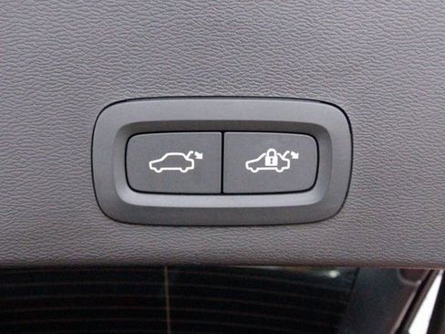 Certified 2025 Volvo XC40 B5 Plus image 37