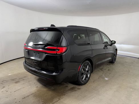 Used 2025 Chrysler Pacifica Limited FWD image 7