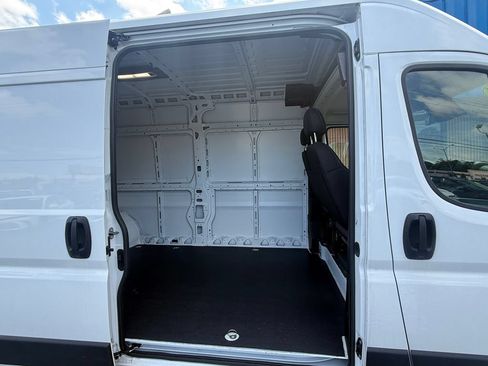 Used 2025 RAM ProMaster 2500 w/ Safety Group FWD image 13