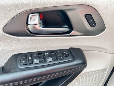 Used 2020 Chrysler Pacifica Touring-L FWD image 39