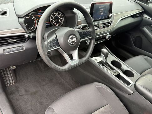 Used 2025 Nissan Altima 2.5 SV FWD image 4