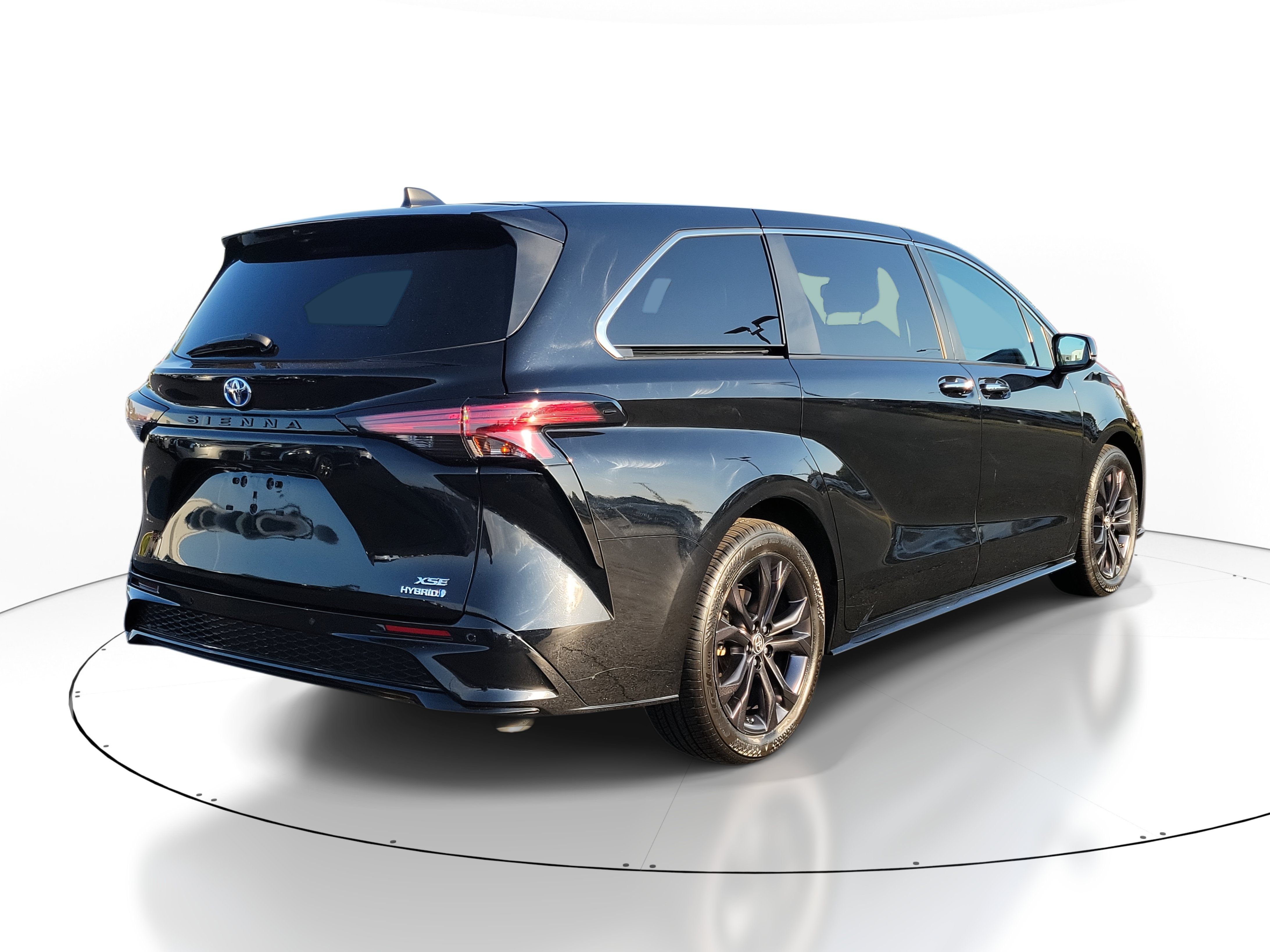 Used 2023 Toyota Sienna XSE FWD image 4