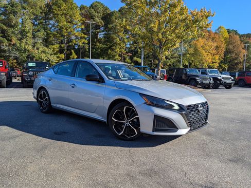 Used 2023 Nissan Altima 2.5 SR image 3