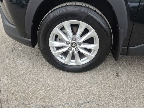 Certified 2022 Toyota Corolla Cross LE image 9