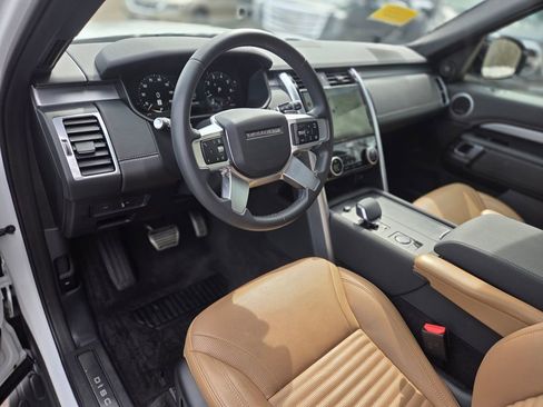 Used 2025 Land Rover Discovery Dynamic SE image 13