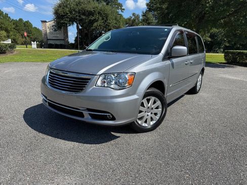 Used 2013 Chrysler Town & Country Touring image 30