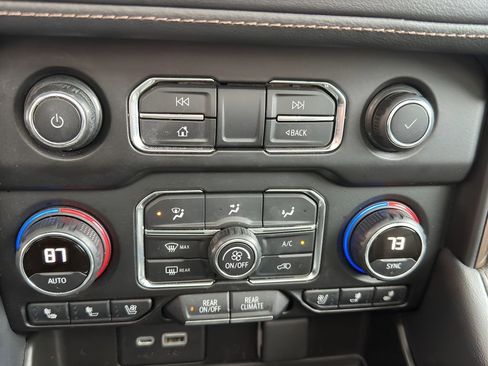 Used 2021 Chevrolet Tahoe High Country w/ Premium Package image 22