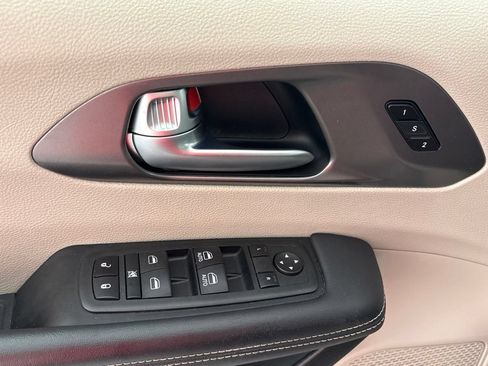 Used 2023 Chrysler Pacifica Touring-L FWD image 32