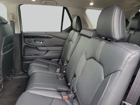 Used 2023 Honda Pilot Touring image 11
