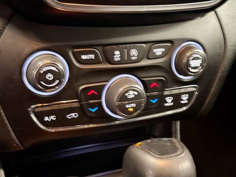 Used 2019 Jeep Cherokee Trailhawk w/ Cold Weather Group image 14