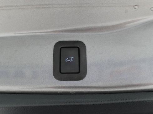 Used 2019 Toyota Highlander SE FWD image 32