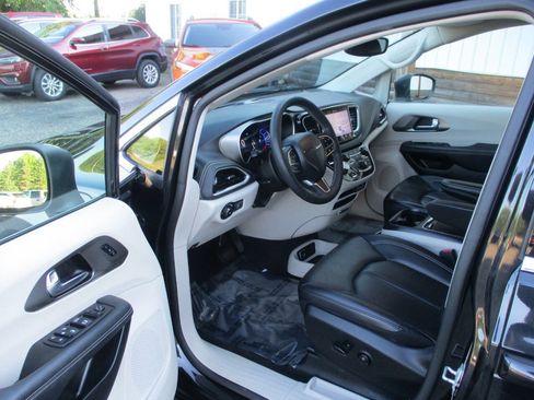 Used 2023 Chrysler Pacifica Touring-L FWD image 15
