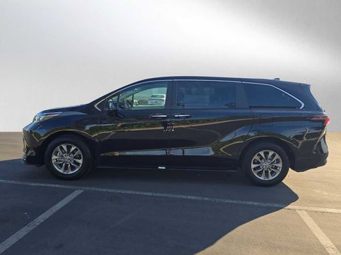 Used 2025 Toyota Sienna XLE image 6