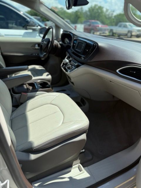 Used 2017 Chrysler Pacifica Touring-L FWD image 15
