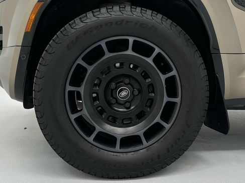 Used 2025 Land Rover Defender 110 AWD/4WD image 9