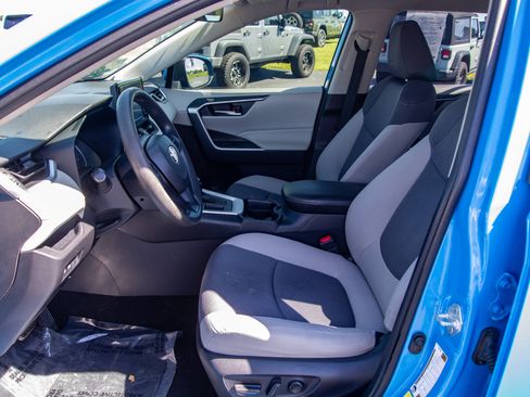 Used 2021 Toyota RAV4 XLE FWD image 13