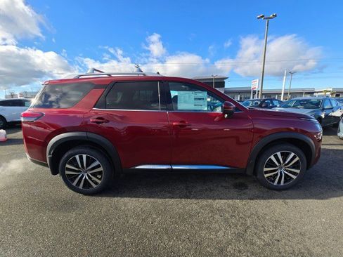 New 2025 Nissan Pathfinder Platinum image 2