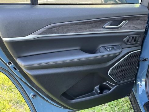 New 2026 Jeep Grand Cherokee L Limited w/ Limited Altitude Package image 18