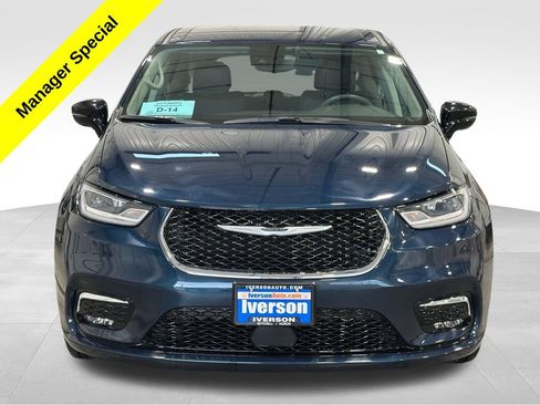 Used 2024 Chrysler Pacifica Touring-L FWD image 2