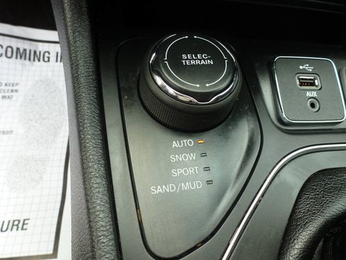 Used 2019 Jeep Cherokee Latitude w/ Cold Weather Group AWD/4WD image 30