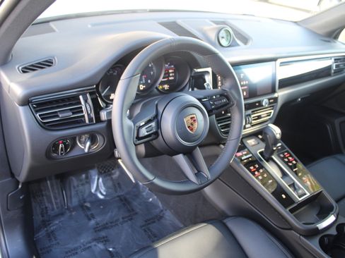 New 2026 Porsche Macan image 4