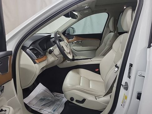 Used 2022 Volvo XC90 T6 Momentum w/ Climate Package AWD/4WD image 3