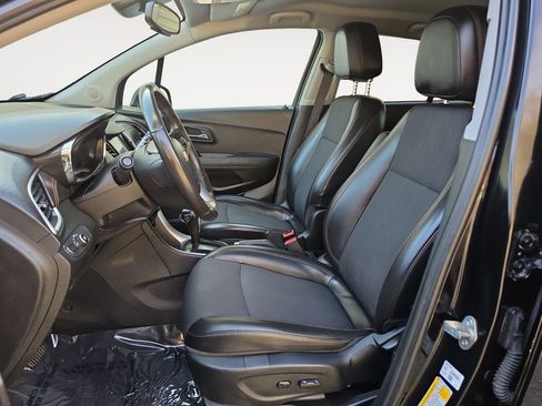 Used 2019 Chevrolet Trax LT w/ LT Convenience Package FWD image 9