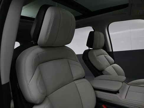 Certified 2025 Lincoln Navigator Reserve AWD/4WD image 35