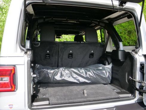 Used 2024 Jeep Wrangler Unlimited Rubicon w/ Technology Group image 34